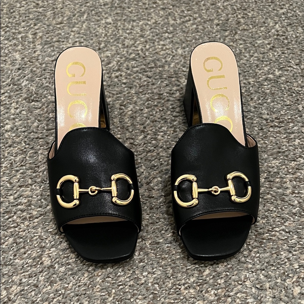 GG Black leather heels. 8/38